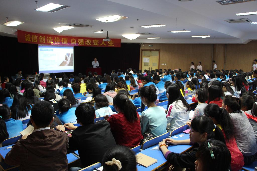 胡利朋在作报告我校师生向报告团成员敬献鲜花