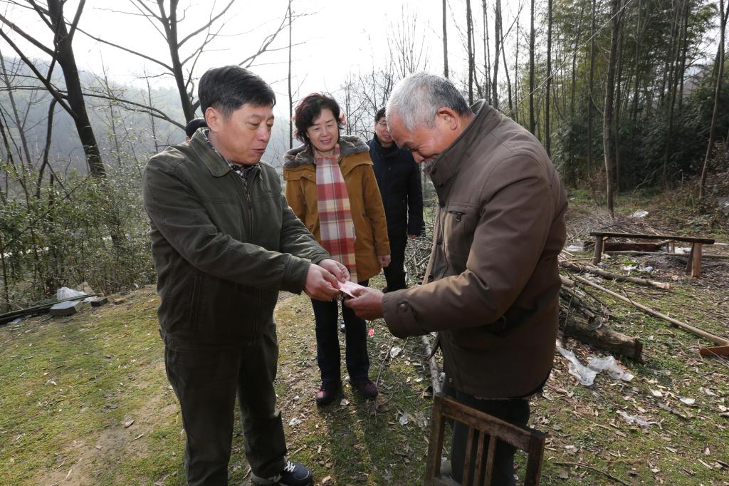 慰问老党员许定国慰问第一书记翻脱贫日志