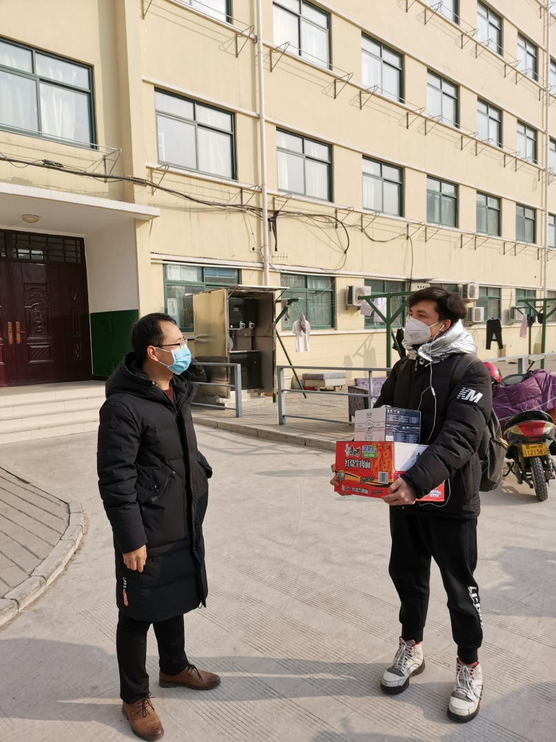 说明: F:\我的坚果云\1工作\3专项工作\2020新冠肺炎疫情防控\宣传文稿\第一临床医学院\一临床学工事迹通讯照片\行——杏林春风穿堂过，校园温暖润无声\魏天贵慰问留校学生.jpg