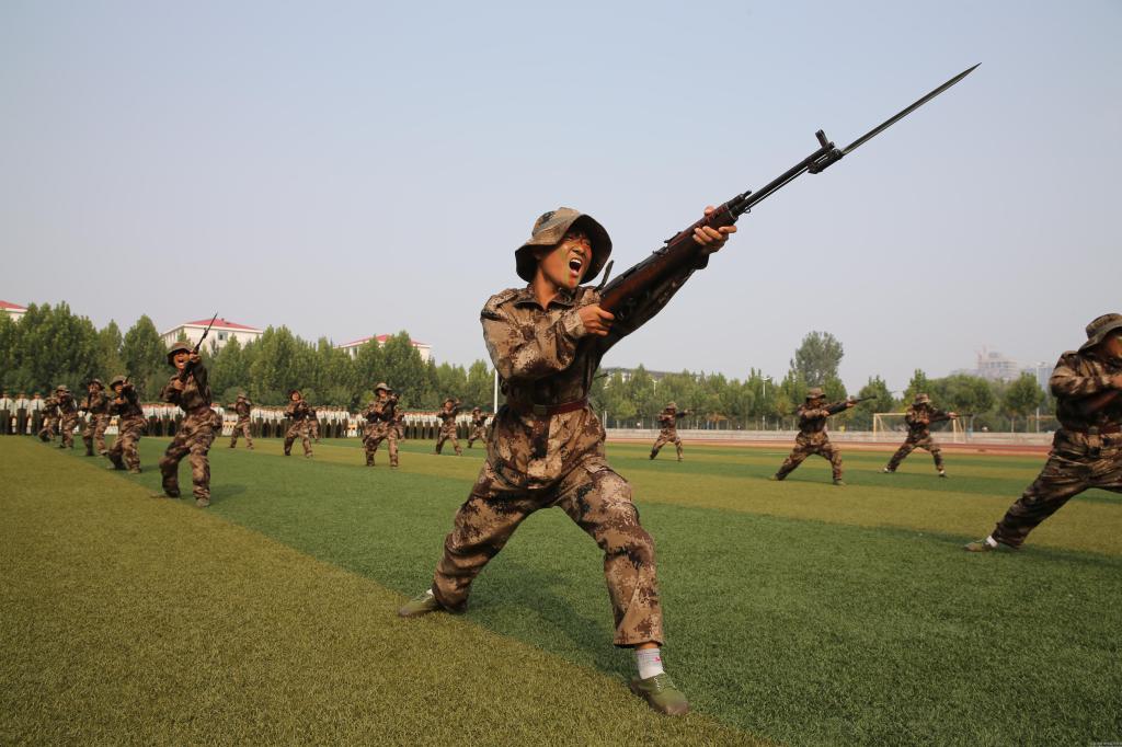 新生軍訓代表表演刺殺操校國旗儀仗隊列隊表演校領導為軍訓獲獎集體和